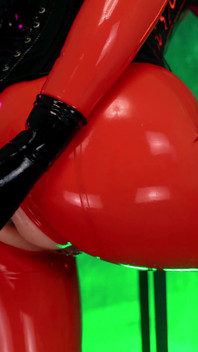 Bradavky hrají anální JOi latexový striptýz