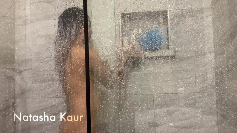Natasha Kaur: Відео від першої особи: ти спостерігаєш, як я прибираю після сексу в душі