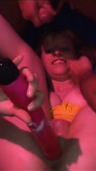 Cewek sange ini lagi asik fingering dan muasin memeknya pakai dildo sampai lubangnya menganga lebar di pesta seks