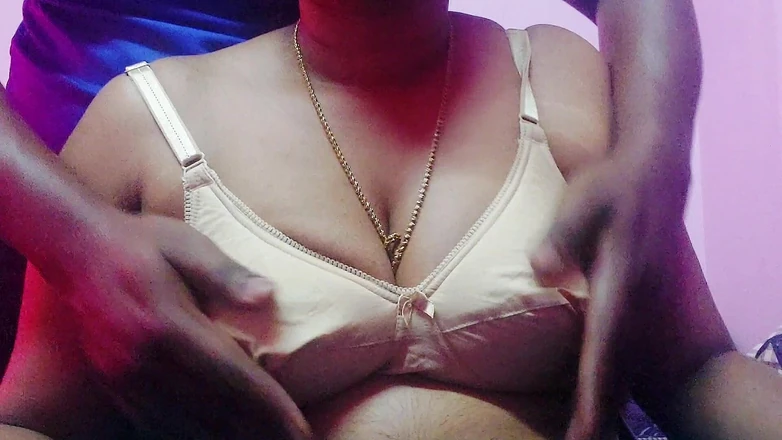 Desi Mohini: Mohini la bhabhi se fait baiser dans une chambre d’hôtel...