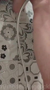 Ein schwanziger sportler gießte sperma auf den boden, leck mein sperma, schlampe!