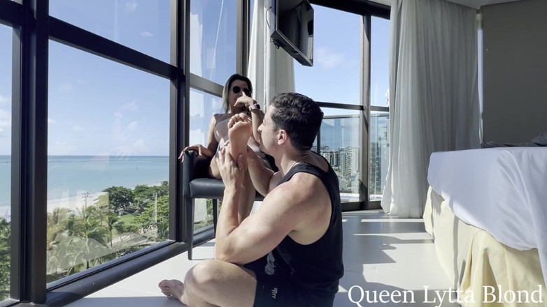 Queen Lytta ballbusting and cum lick: Uctívání nohou v luxusním plážovém hotelu