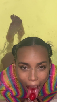 Latina Molhada Me Provocando À Beira Da Piscina