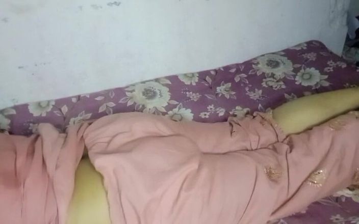 RIMSHA: Indická dívka s velkým zadkem šuká a honí sousedku