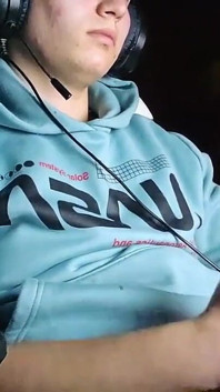 Gamer-junge kommt