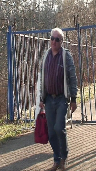 Gorąca brunetka zostaje zjedzona i palcami przez starszego faceta na zewnątrz