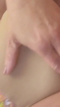 妻は仕事で角質を取得し、オフィスで楽しんでいます