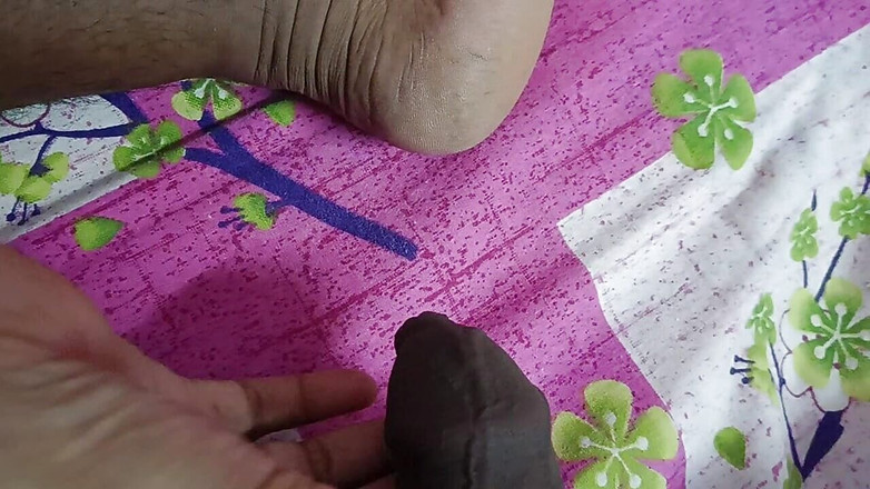 bengalihousewife: Ibu rumah tangga Bengali lagi asik mainin kontol teman suaminya...