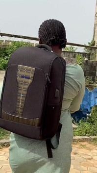我偷偷溜出学校和我的街头男友玩快速性爱