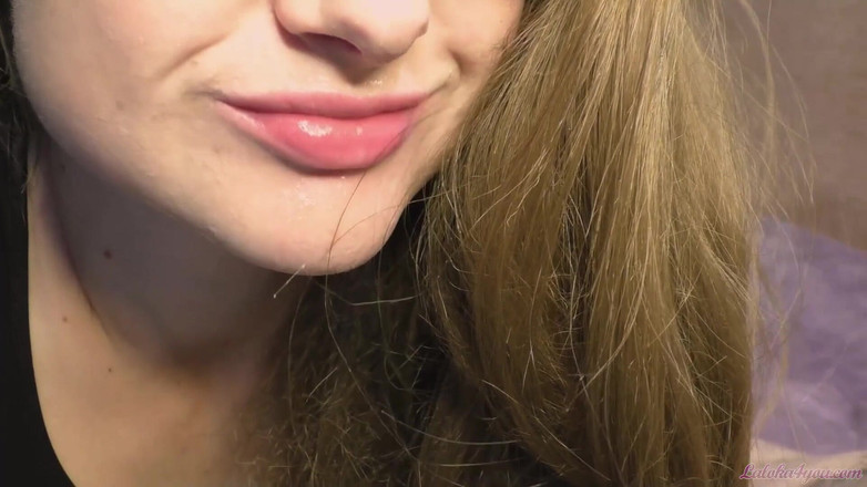 Laloka4you: Dívka v brýlích smyslně saje milence velkého čůráka - polykání spermatu