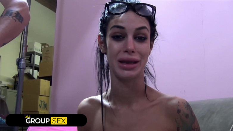All Group Sex: Taylor Wane et Angelina Valentine, le défi de sucer des...
