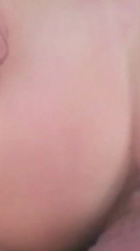 Olgun esmer orta yaşlı seksi kadın yarak emiyor ve yüzüne boşaltıyor