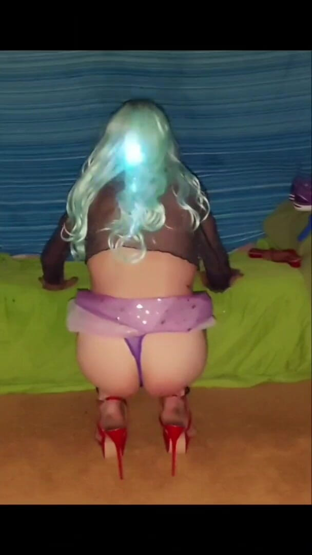 Lizzaali: Escena 1 de tutu aceitado y bragas moradas