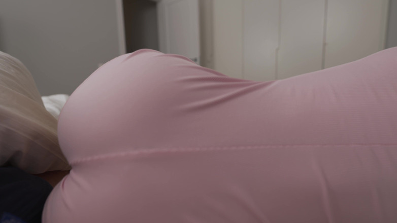 Skye Wood: 今日、親友が初めて私のベッドを共有して、こんなことが起きたんです...