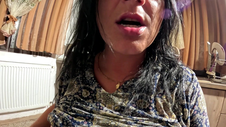 MilfyCalla: Surpresa do boquete na cozinha Garganta profunda, porra na boca...
