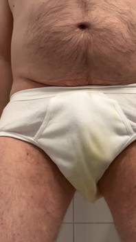 Papà piscia i suoi nuovi slip bianchi