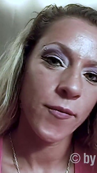 Une MILF tatouée sexy en solo devant la caméra