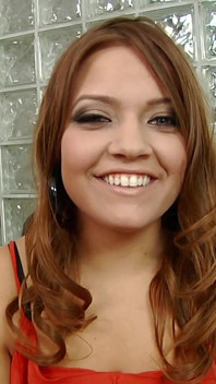 Ashlynn Leigh se folla a Gabe con una polla con cinturón