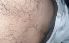 Nackter junge zeigt seinen penis im bett