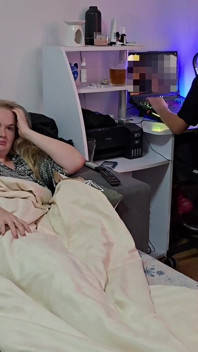 Nadržená blonďatá bbw manželka se nemůže dočkat, až její manžel přestane hrát, a udělá se sama