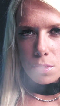La MILF blonde Stacey Statham fume sexy en se faisant baiser en levrette