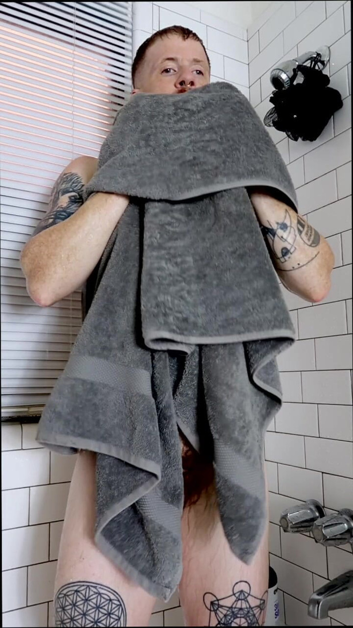 Stevie Trixx: Svalnatý Ftm se zvedá a masturbuje ve sprše