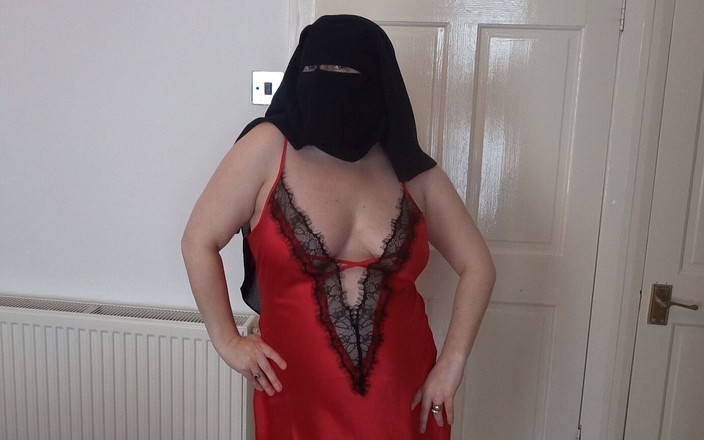 Littlevixen: 穿着 niqab 和红色丝质内衣的苍白熟女跳舞脱衣舞