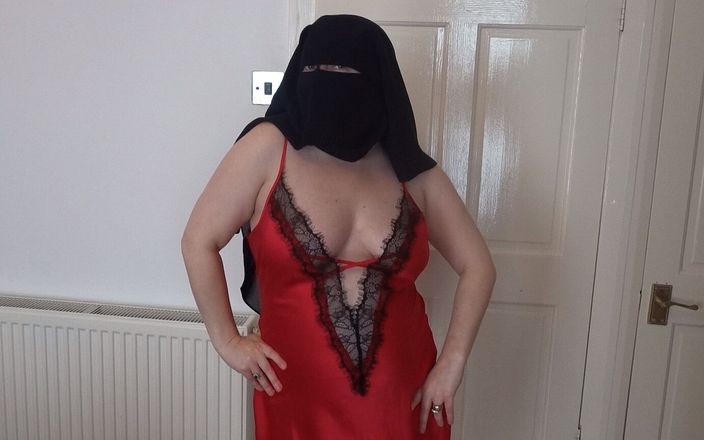 Horny vixen: Niqabと赤い絹のランジェリーダンスストリップショーの淡い肌の熟女