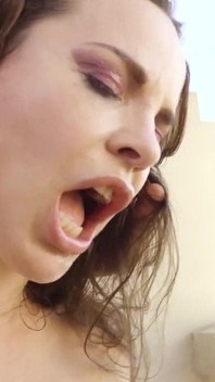 Dana Dearmond'un anal saltanatı: orta yaşlı seksi kadın kraliçesi her delikten büyük yarak alıyor