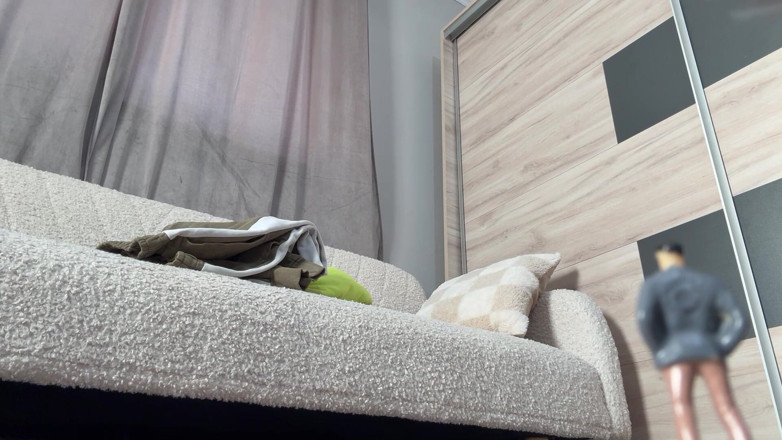 AmayaMori: La gigantessa sorprende un uomo piccolo che guarda