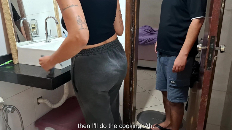 Gabi SweetCouplesStories: 마누라의 일광욕을 즐기는 동안 화장실에서 하녀 잡기