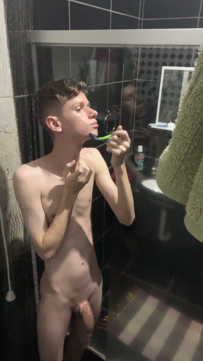 Kedoimath: Skinny Twink Taking a Shower and Showing His Full Naked...