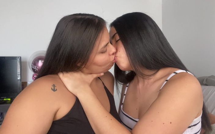 Zoe &amp; Melissa: Lesbiska kysser djupt passionerat