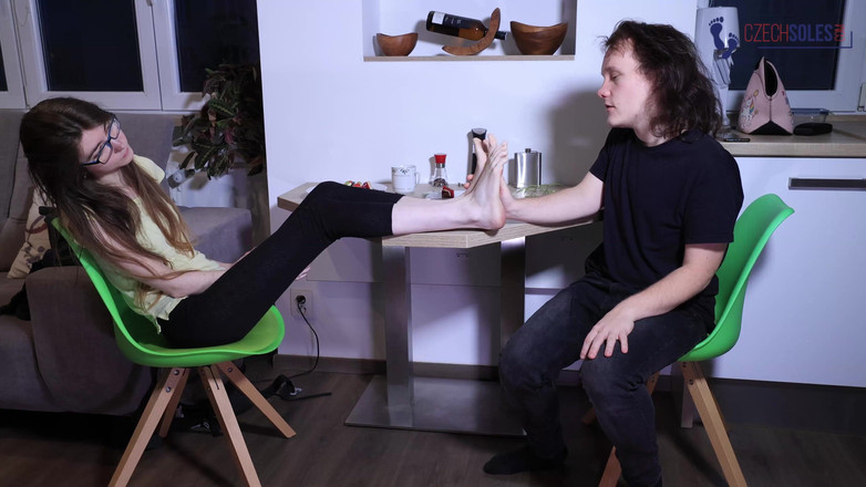 Czech Soles - foot fetish content: 舔她长脚趾上的甜点并崇拜她的大脚