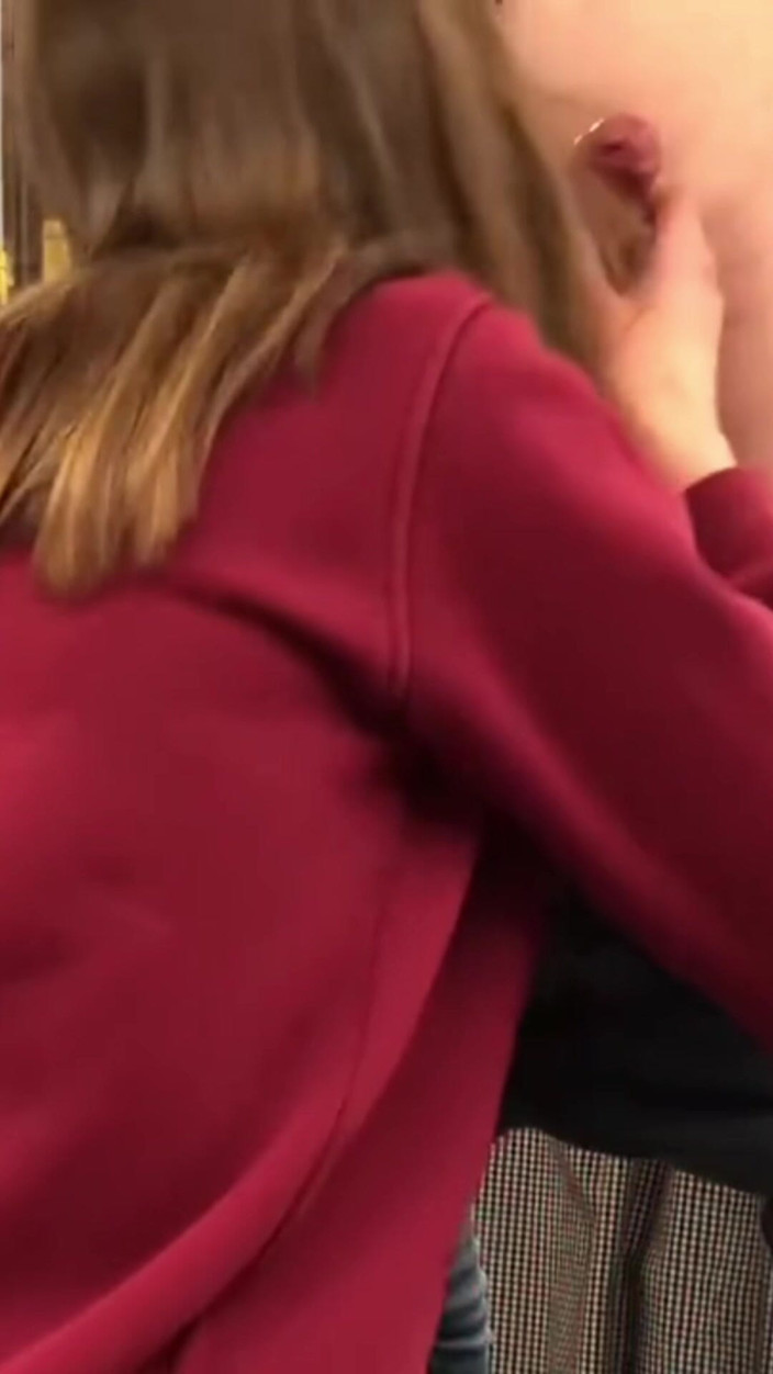 MaybeNatty: Risky Blowjob - Den Schwanz Einer Freundin Bei Der Arbeit Lutschen