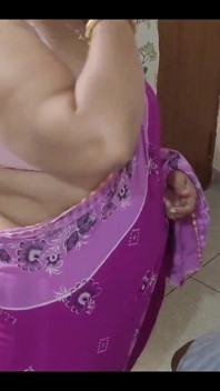 दर्जी अपनी दुकान पर हॉट भारतीय महिलाओं को चोदता है। Hindi Video