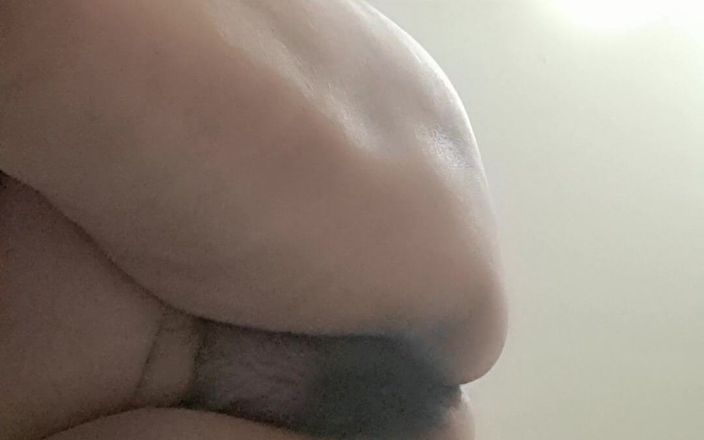Mommy big hairy pussy: Зрелая милфа наклонилась и может быть засадить