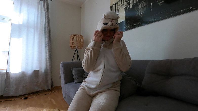 LC couple: Heiße MILF trägt albaca-kostüm und spielt mit ihrer muschi, bis...
