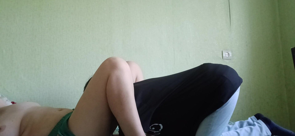 Lesbian-candys: 집에 없을 때 남친의 새엄마의 털이 무성한 보지를 먹어