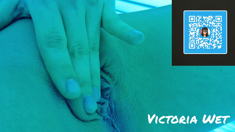 Victoria wet: Fingering stepmom in solarium