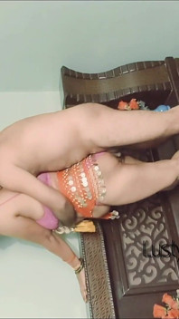 Fodendo o estilo sexy usando um vestido de dançarina do ventre