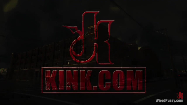 Wired Pussy by Kink: Lesbian Amatur dikuasai dan dikongkek