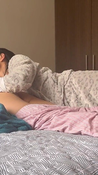 私はついに彼の臭いお尻に鼻を突っ込むことができます