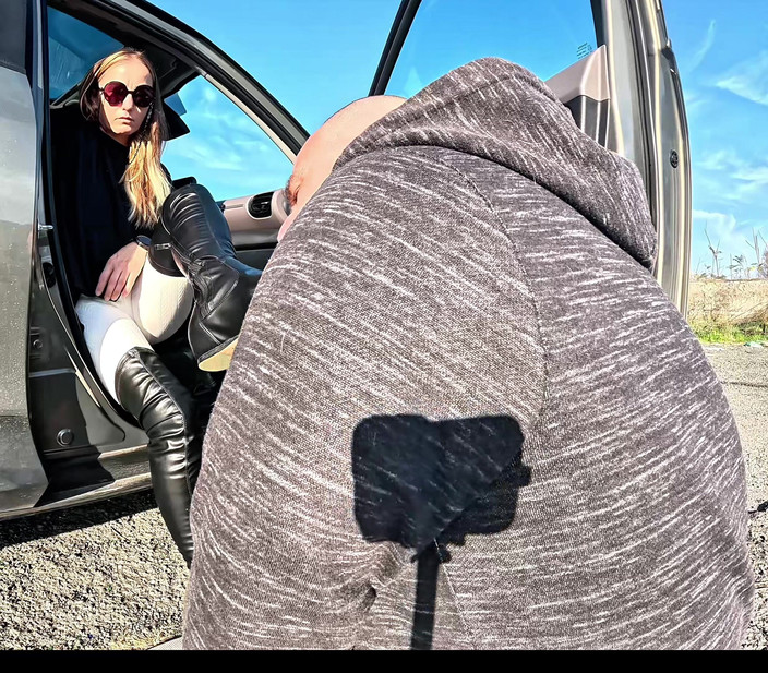 Mistressyammyboots: Đôi ủng của tôi - nơi của anh ấy nằm trong bụi bên...