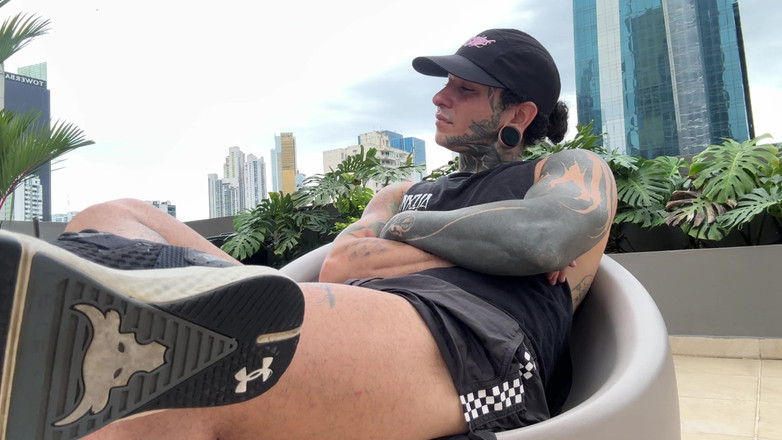 Dyavol: Macabreink Gergasi Memalukan Manusia Kecil Di Awam