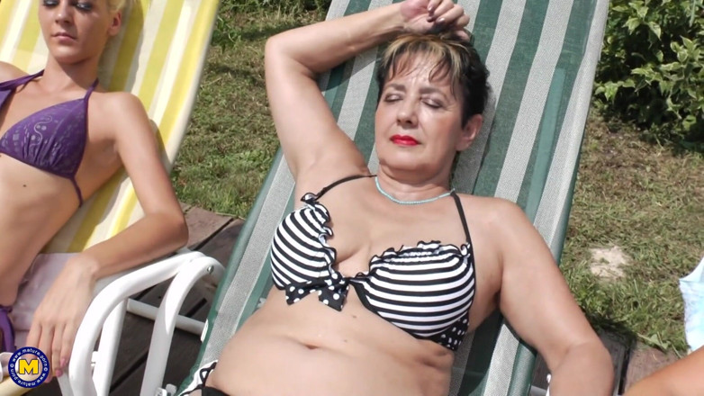 Mature NL: Fantástica orgia lésbica ao ar livre perto da piscina