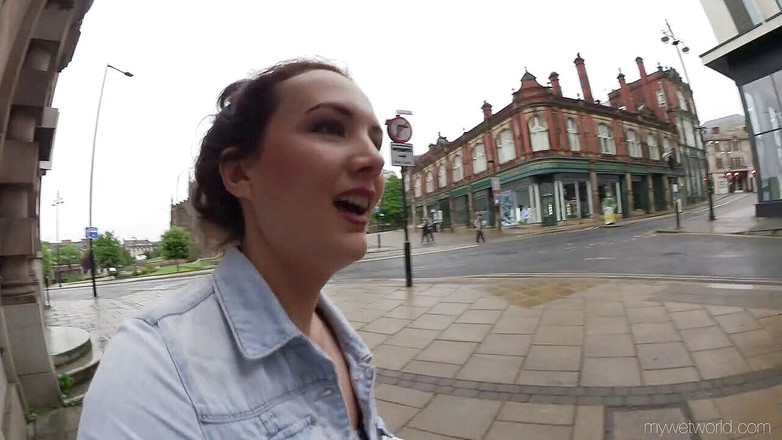 Faye Taylor: 圆角张开双腿撒尿