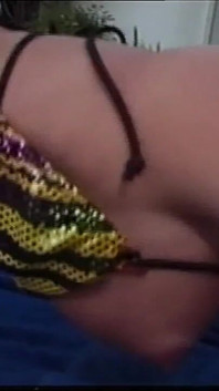Hermosa puta follada por gran polla negra en la piscina