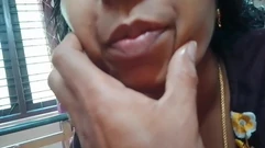 Kerala lagi asik nyepong dan merangsang kontol suaminya sampai muncrat banyak banget