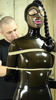 Suspendată în latex